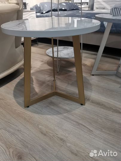 Декоративный столик