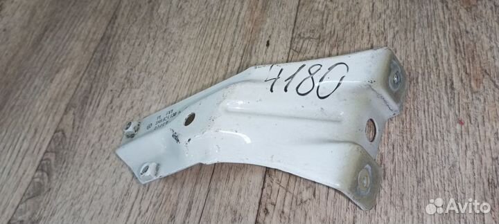 Кронштейн крепления крыла Golf Mk6