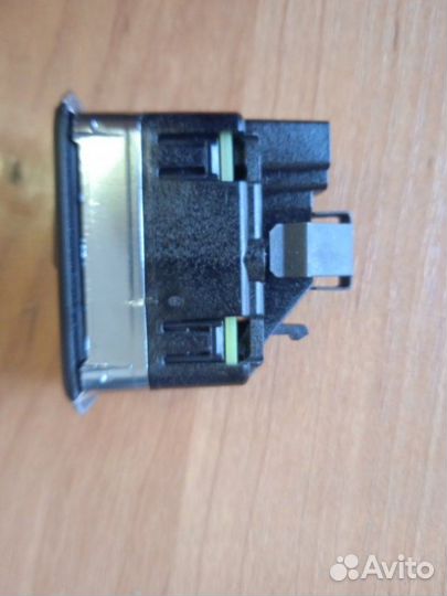 Кнопка управления сиденьем (третий ряд) левая