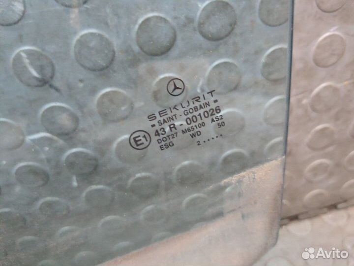 Стекло боковой двери левое переднее Mercedes CLK W209