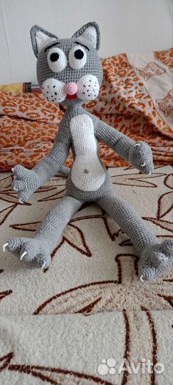 Кот с колбасой