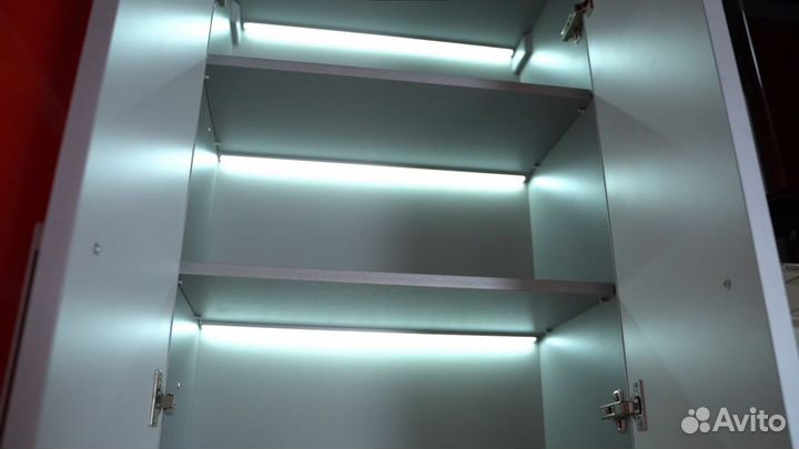 Система подсветки кухни и гарнитура в монохромных