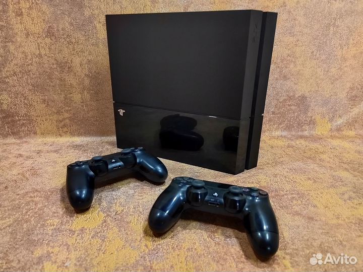 Sony Playstation 4 с двумя геймпадами