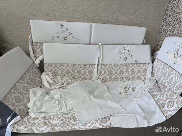 Набор бортиков и комплект постельного белья