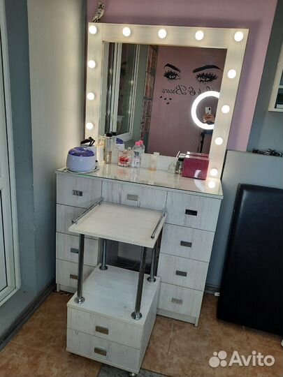 Все для оформления бровей и гримерное зеркало