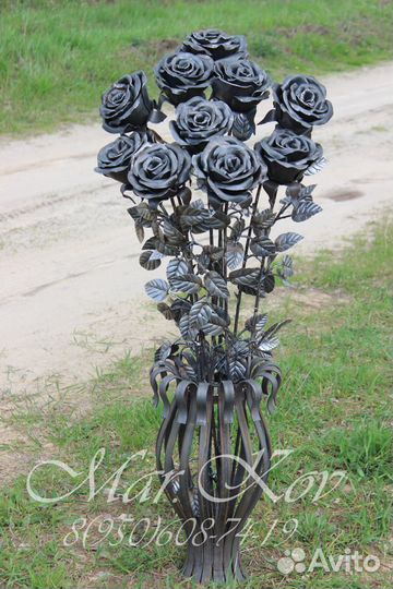 Ваза с кованными розами