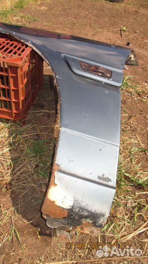 Крыло Mazda 323F BG переднее левое