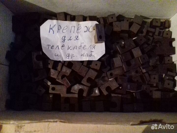 Клипса-крепеж для кабеля из гексинакса