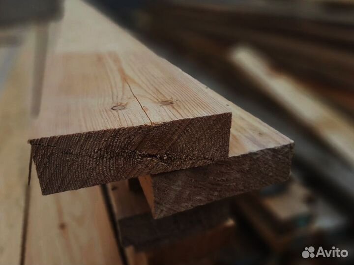 Сосновые доски, природная красота и экологическая чистота