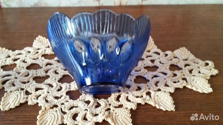 Ваза из синего стекла