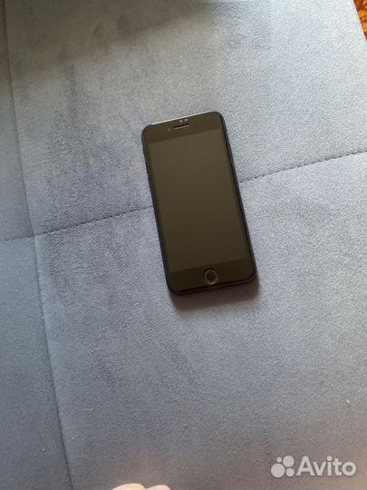 Продам iPhone 8