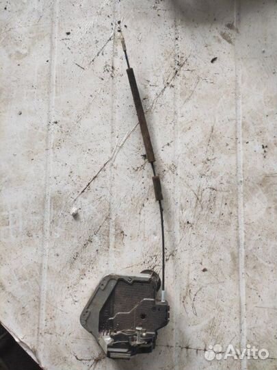 Замок двери задний левый Toyota Avensis ADT251