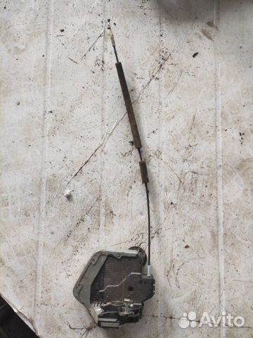 Замок двери задний левый Toyota Avensis ADT251