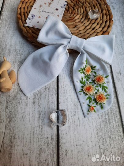 Бант с вышивкой