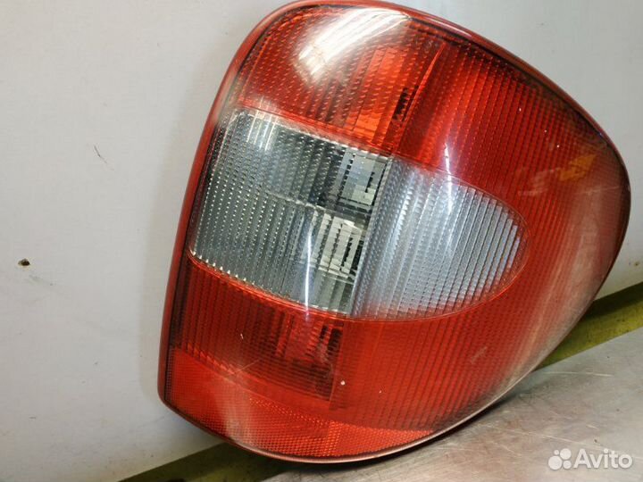Фонарь задний правый Chrysler Voyager RG