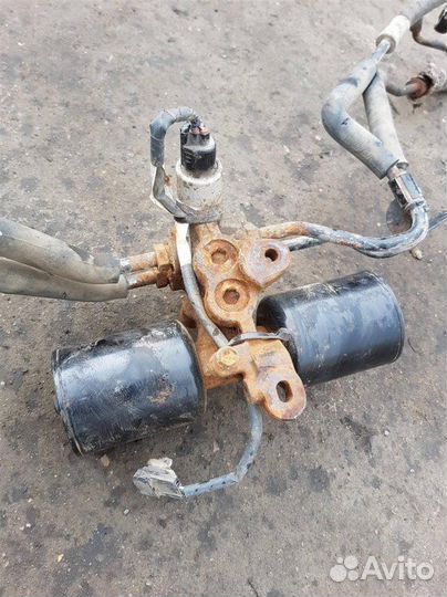 Цилиндр гидроподвески Toyota Land Cruiser 200