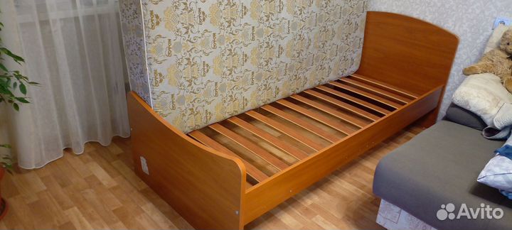 Детский уголок с кроватью и столом