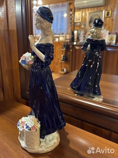 Статуэтка девушка с цветами фарфор