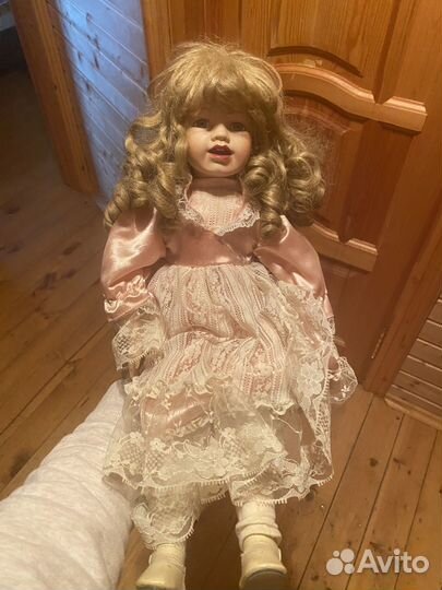Фарфоровая кукла