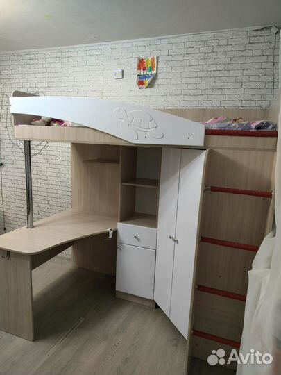 Детская кровать чердак со столом и шкафом