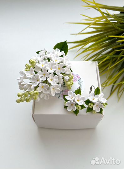 Комплект с белой сиренью (брошь и серьги)