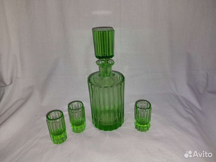 Графин зелёный с рюмками