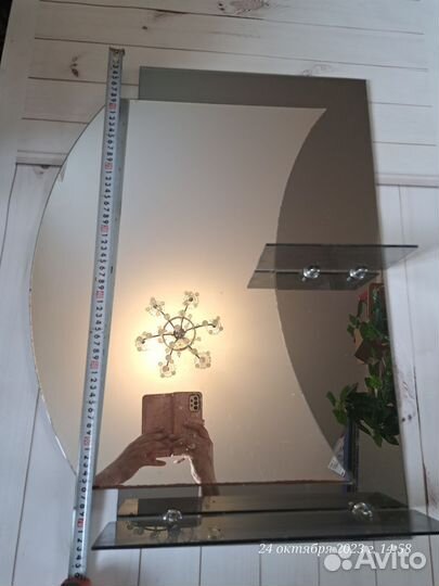 Зеркало в ванную с полочкой