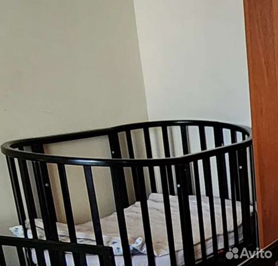 Детская кроватка с маятником круглая