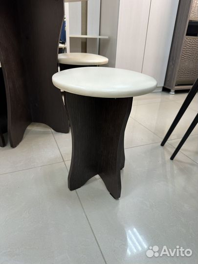 Стол с табуретками