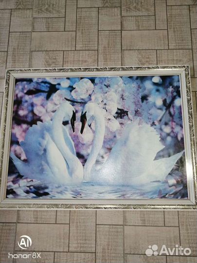 Продам картину лебедь