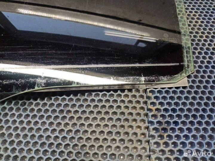 Стекло двери задней левой Volkswagen Passat B5 AWM