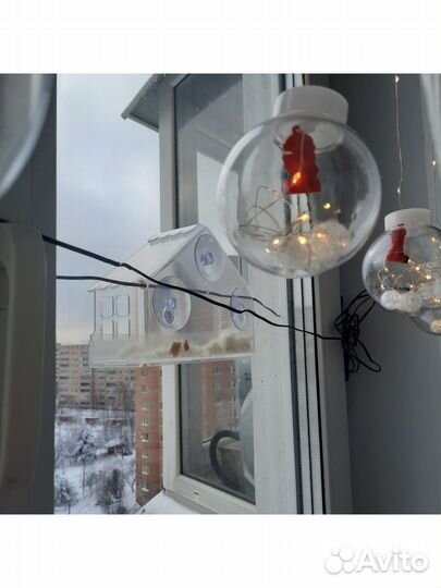 Кормушка для птиц на присосках