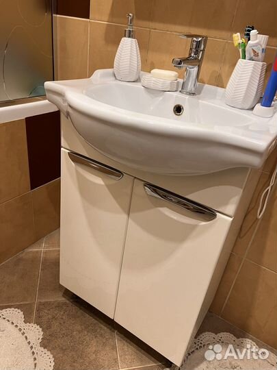 Тумба и зеркало для ванной