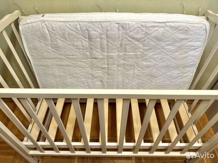 Детская кроватка с маятником, матрасом, балдахином