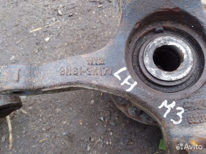 Кулак левый Mazda 3 2002-05 1.6L под болт