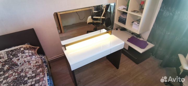 Туалетный столик с зеркалом и подсветкой