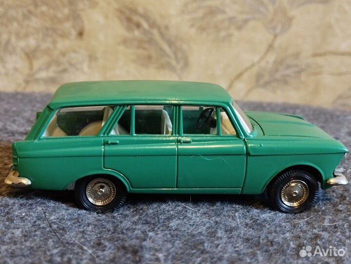 Модель автомобиля «Москвич-427» зелёного цвета