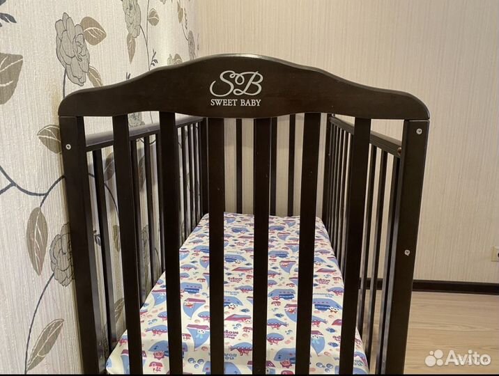 Детская кроватка с маятником