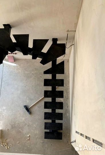 Лестница на металлокаркасе закрытого типа