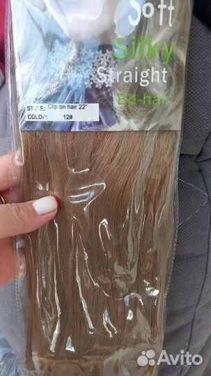 Волосы на заколках светло-русые