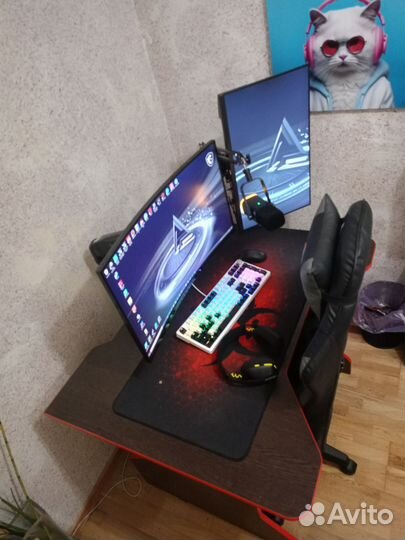 Игровой компьютер с монитором и клавиатурой