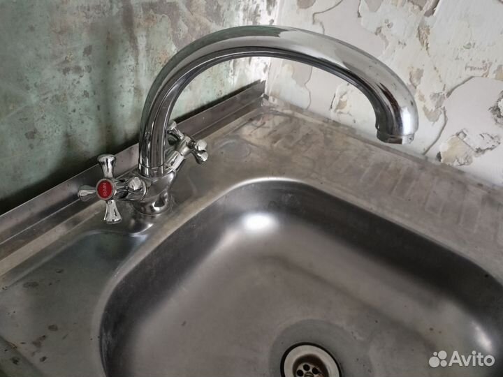 Раковина со смесителем и кухонной тумбой