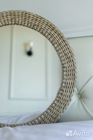 Зеркало в плетёной оправе