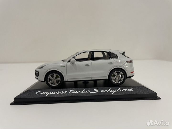 Модель автомобиля 1/43 Porsche Cayenne