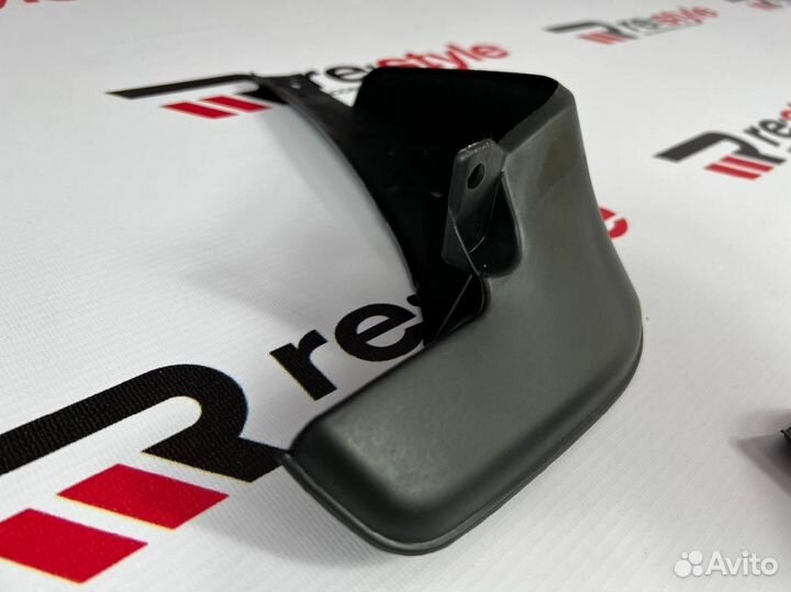 Брызговики Toyota Corolla Axio 120 черные H108