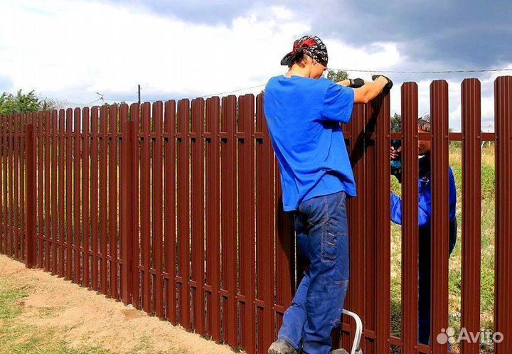 Забор из металлического штакетника