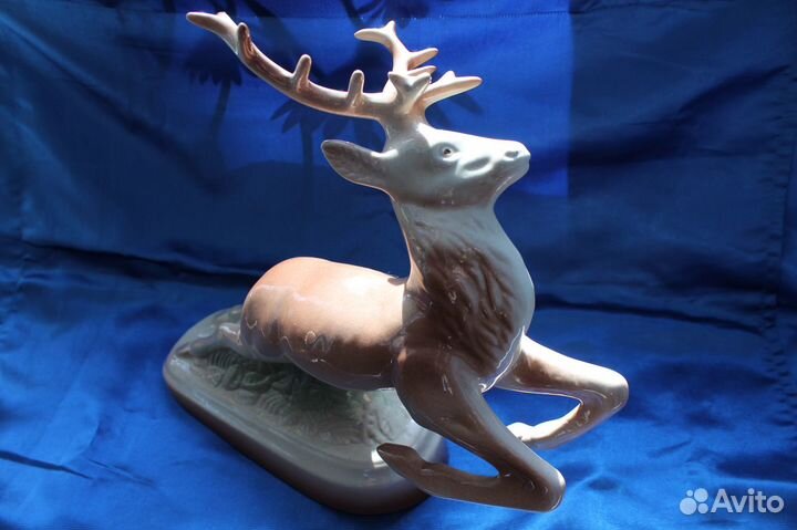 Бегущий олень фарфоровый