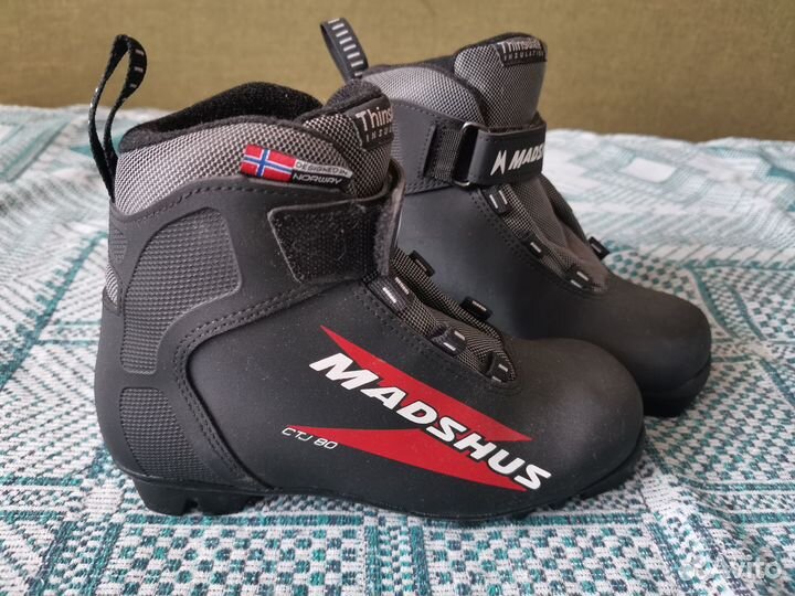 Лыжи беговые детские / палки / ботинки 34 р