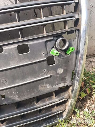 Продаю решотку радиатора,средняя часть Ауди