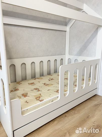 Кровать домик состояние новой 160:80